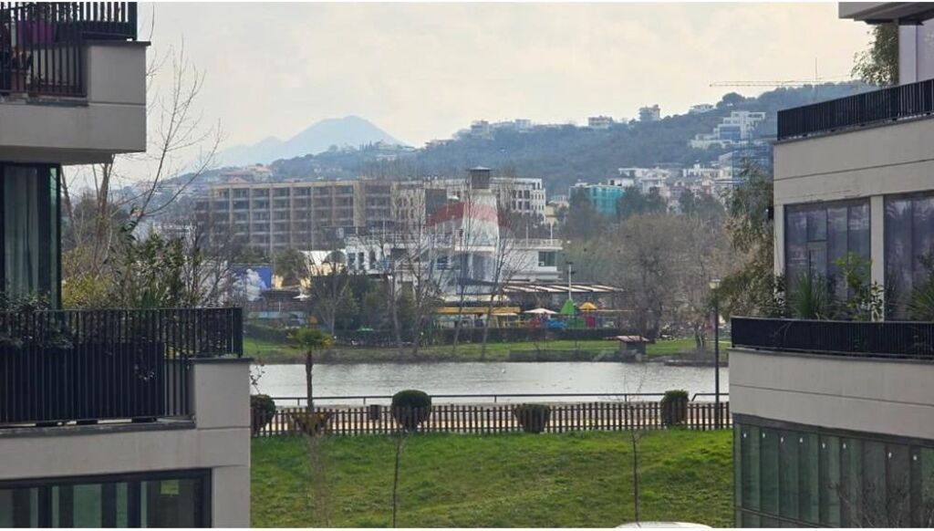 Negozio in affitto a Lake View con vista sul lago!