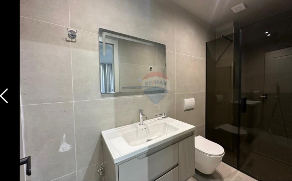 3 studio garsoniere per shitje tek Stacioni i Trenit