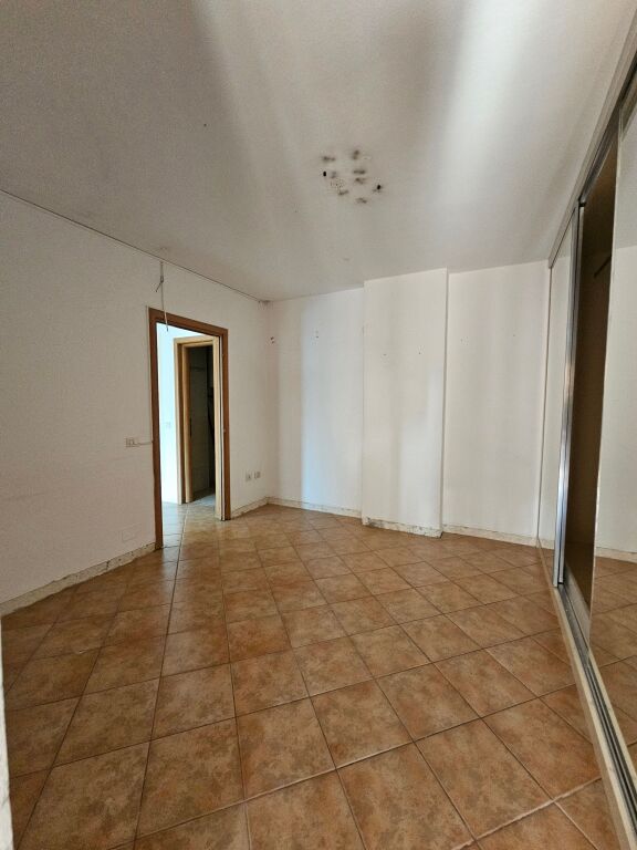 Me Qera: *Ambient (125m2)* e ndarë në 3 dhoma  📍Stacioni trenit - pallat i ri -Buzë rrugës kryesore ( *850€/muaj* ) Super Location