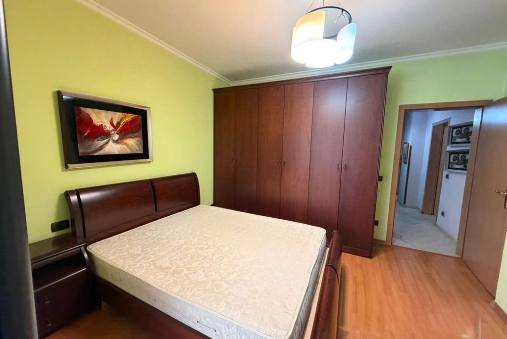 Shitet apartament 1+1 prane Pazarit te Ri !