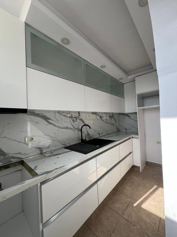 Shitet Apartament 2+1 pranë Ambulancës 9, në Rrugën e Kavajës