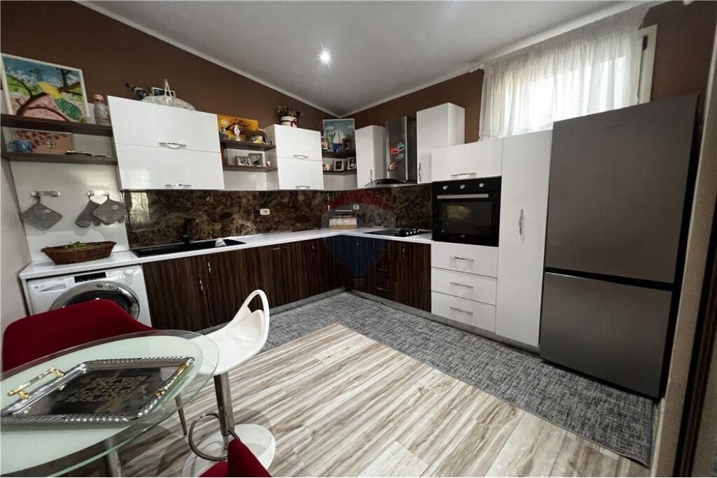Apartament 2+1 ne shitje ,prane kryqezimit te Rinia , Vlore