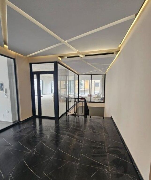 Locale Commerciale in Affitto – Sulla Strada Principale, molto vicino al Centro di Tirana - 250.5 m2