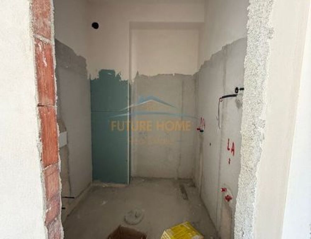 Shitet, Apartament 2+1+2+Depo ,prane Fushës së Alidemit, Tiranë., Tiranë.