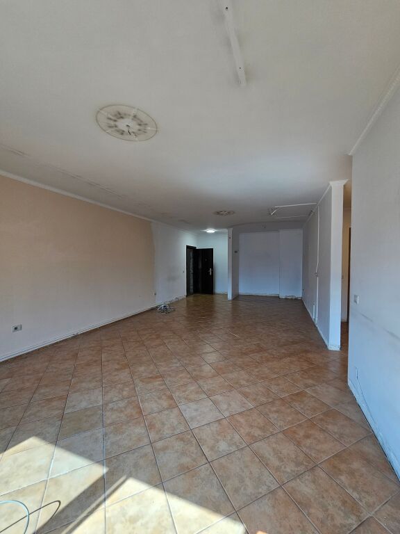 Me Qera: *Ambient (125m2)* e ndarë në 3 dhoma  📍Stacioni trenit - pallat i ri -Buzë rrugës kryesore ( *850€/muaj* ) Super Location