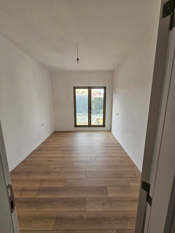 JEPET ME QERA APARTAMENT 2+1+2 TEK RRUGA BARRIKADAVE