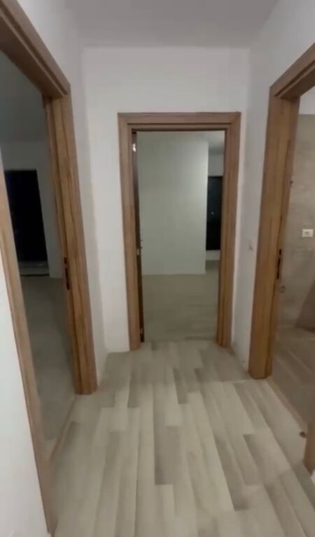 Jepet me qira 2+1 bosh + parkim Rruga 5 Maji 45.000 leke