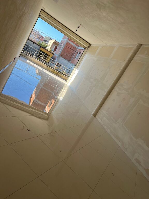 Magazine me qera ne fund te rruges 5 Maj