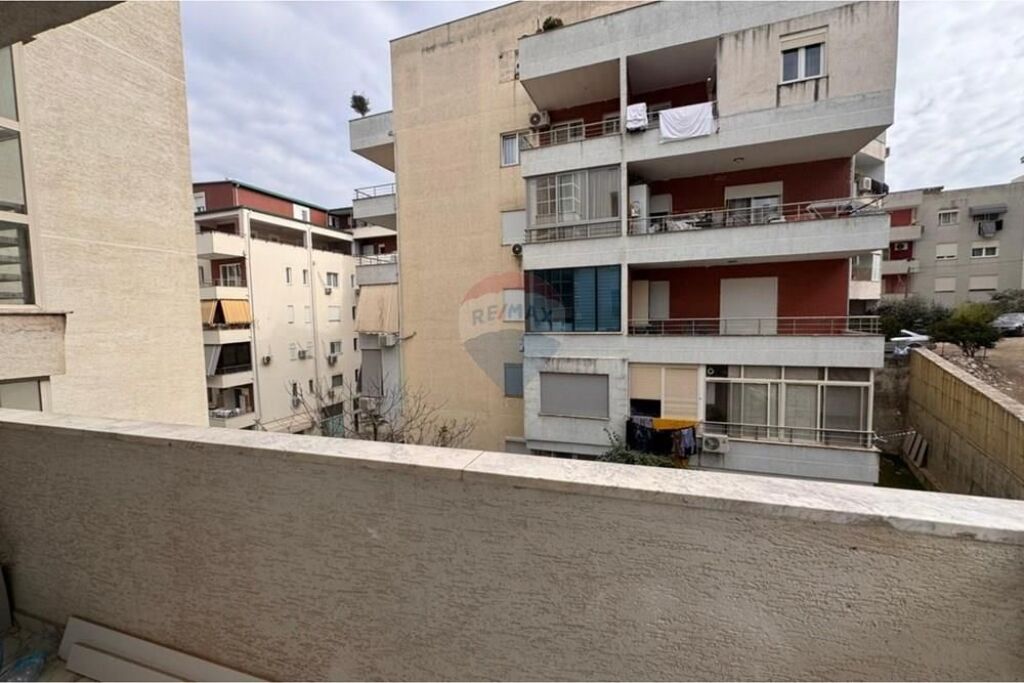 WE SELL A COMFORTABLE APARTMENT DRY LAKE!