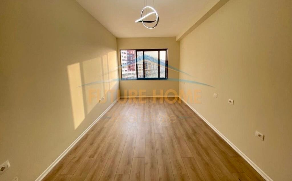 📍 Unaza e Re, Bulevardi Migjeni – Shitet 2+1 me Hipotekë & Fasadë të Ventiluar! 🏠