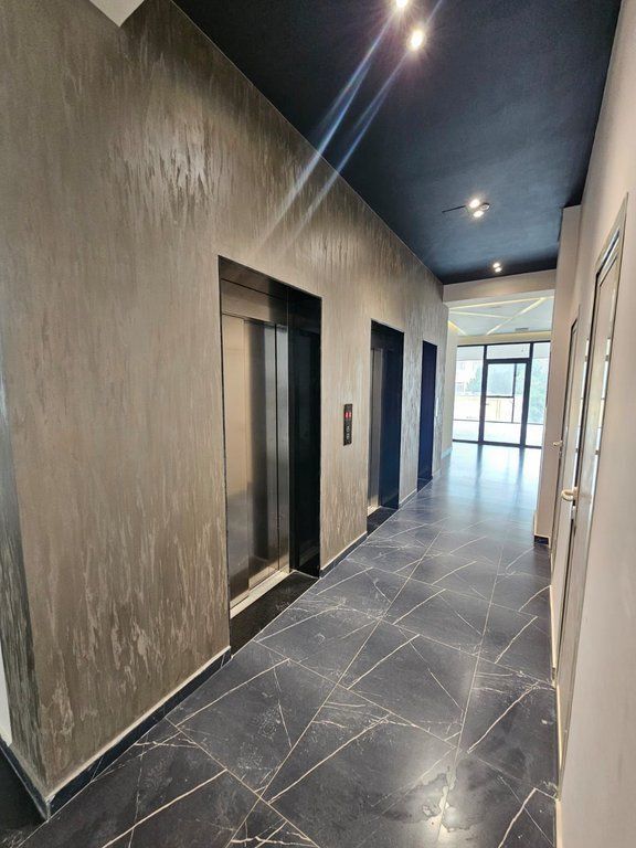 Locale Commerciale 250.5 m² in Affitto vicino al Centro di Tirana, Accanto alla Strada Principale