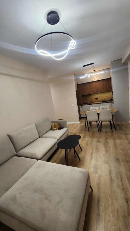 Apartament me qira – Univers City  • Sipërfaqe: 92 m²  • Tipologjia: 2+1  • Kati 8 (i fundit)  • I mobiluar me të gjitha mobiljet dhe elektroshtëpiaket  • Orientim Jug-Perëndim  • Post parkimi i disponueshëm (nuk përfshihet në çmim)  • Çmimi 550€