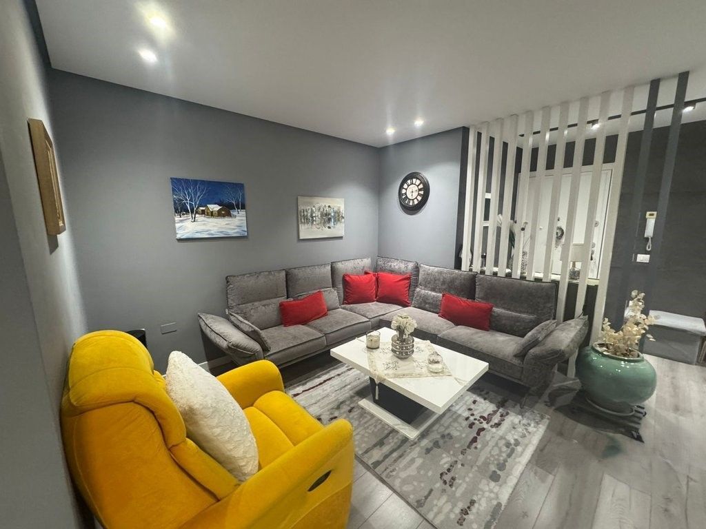 Vendesi Super Appartamento 2+1+2, vicino al Palazzo con la Freccia!