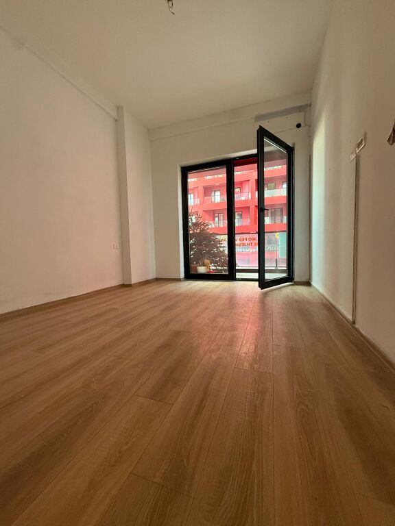 Jepet zyre me qera tek Farmacia 10