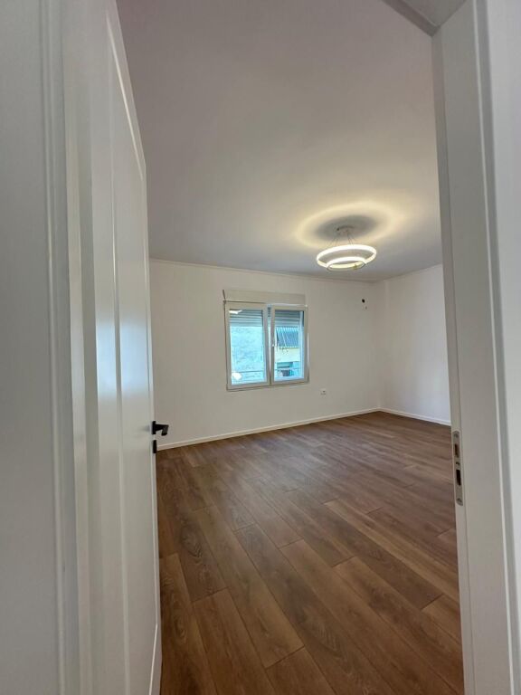 Shitet Apartament 2+1 me Hipoteke tek Rruga Kongresi i Manastirit tek Pallatet e Fratarit ne Astir