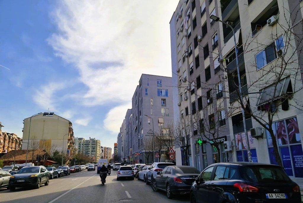 Njësi Shërbimi me qera tek  Komuna e Parisit!