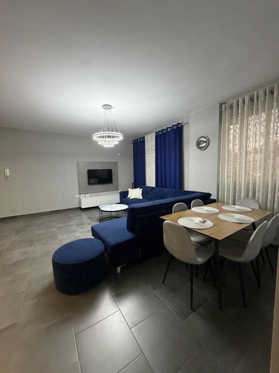 🏢 Jepet me qira apartament 2+1 📍 Kompleksi Tom Doshi, midis Shkozës dhe Freskut – Tiranë