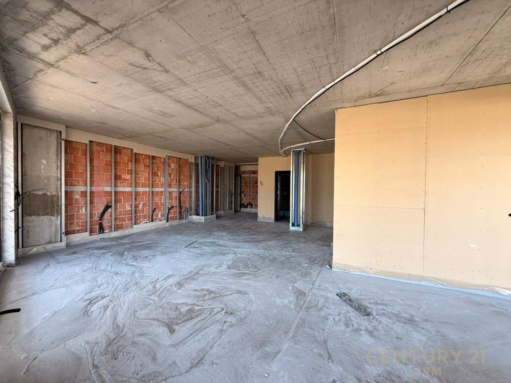 Apartment 2+1+2 with parking space for sale at Gradient Residence, in the Dry Lake area, Tirana, with a beautiful view of Tirana Lake. 🏡