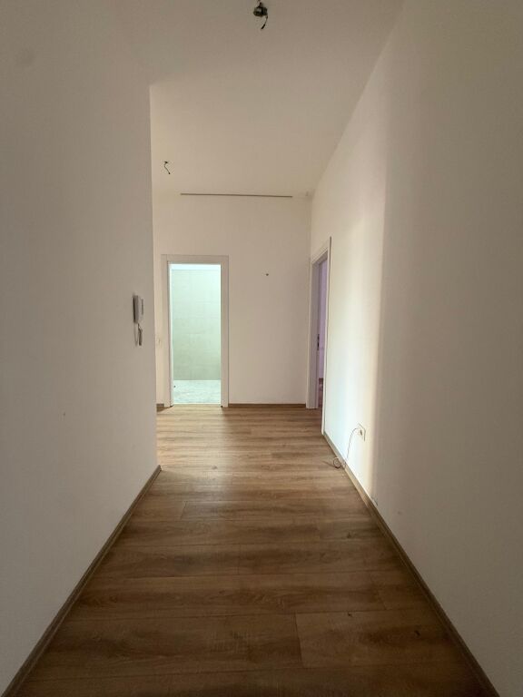 Jepet zyre me qera tek Farmacia 10