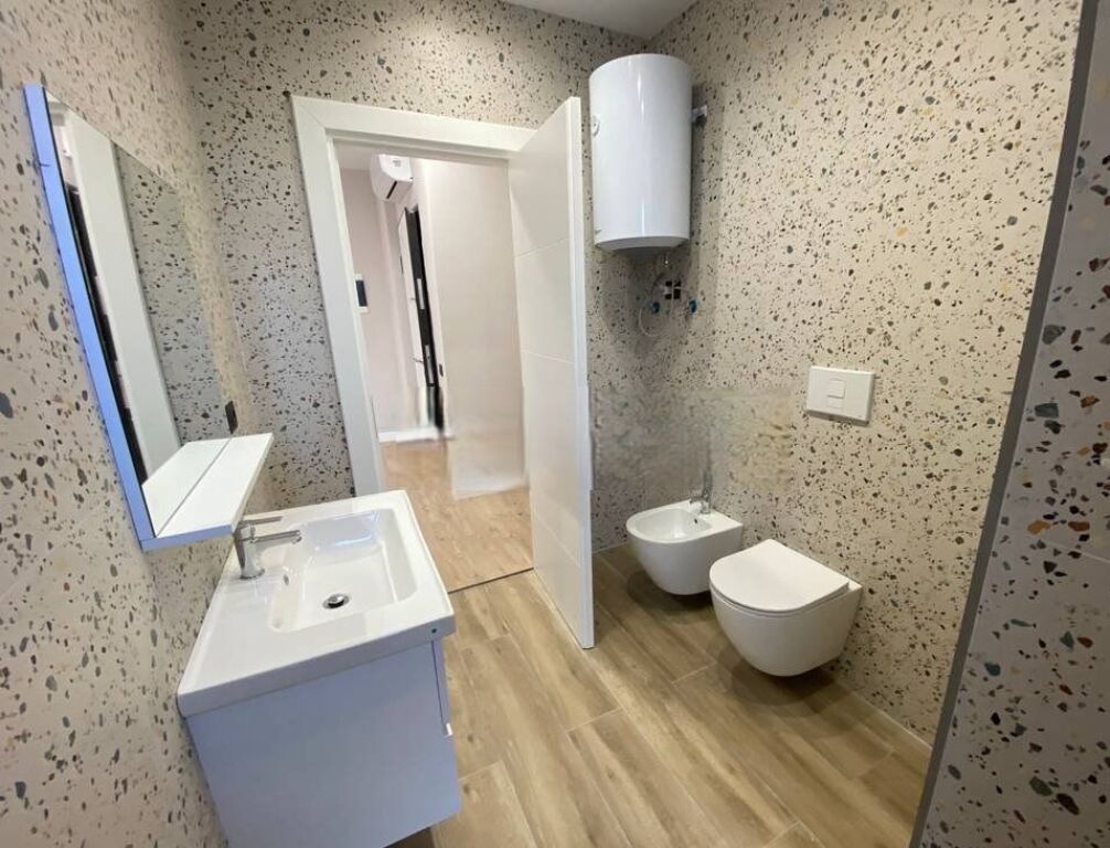 Shkolla e Kuqe-Apartament 2+1 me 2 ballkone