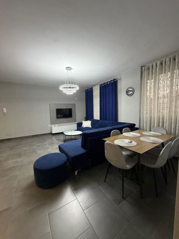 • Jepet me qira apartament 2+1  • Kompleksi Tom Doshi, midis Shkozës dhe Freskut – Tiranë  • Sipërfaqe: 88 m²  • Kati: 3  • Pallat i ri me ashensor  • Organizimi: korridor, sallon + kuzhinë, 2 dhoma gjumi, 2 tualete, ballkon  • Mobilim i ri dhe kondicioner  • Çmimi: 500 € / muaj  • Preferohen familjarë