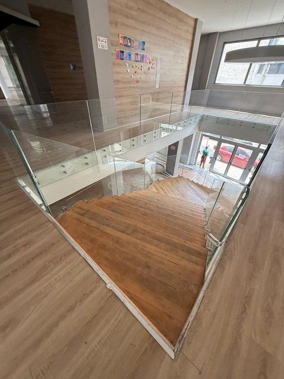 Jepet me Qira Ambient Komercial Tregu i Ri Elektrik