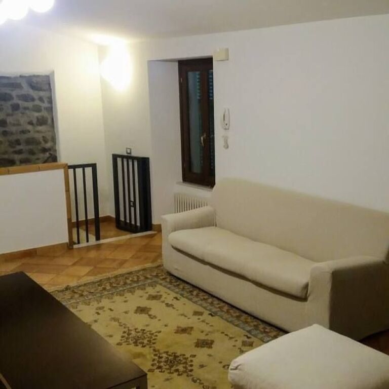 Affittasi monolocale con ingresso indipendente di 40 m2 a Petro Nini situato alla fine della strada! vicino Tirana e Re Liqeni Komuna Sheshi Willson