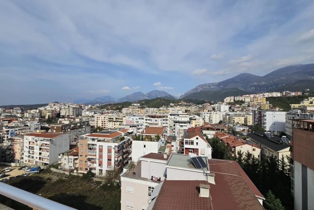 Ne Fresk Shitet Penthouse Ekskluziv 119.3 m² + 151.2 m² Verandë !