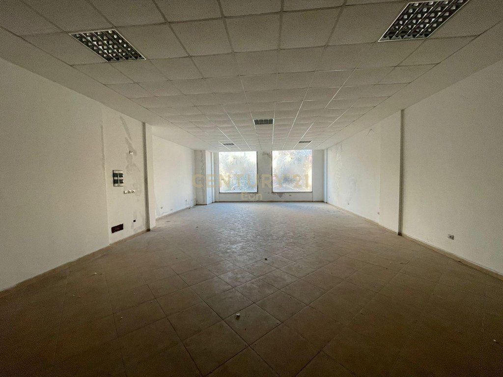 Locale commerciale in affitto sulla spiaggia Stazione prima, Durazzo !