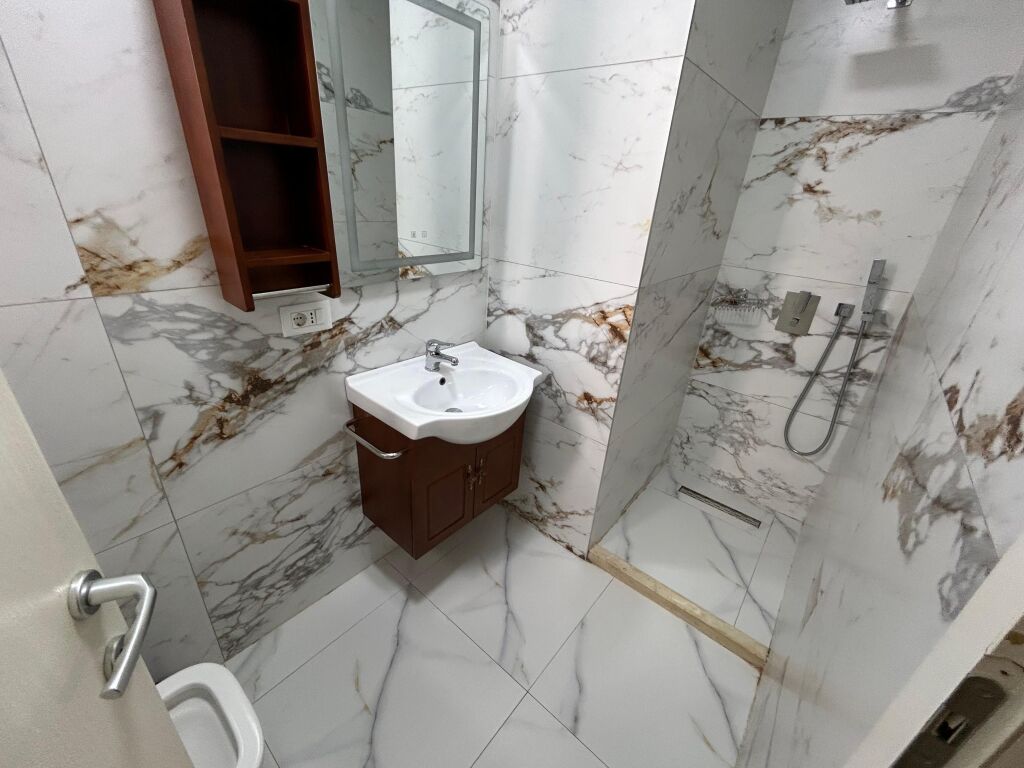 Jepet me qera Gazoniere  Adresa : Ish Parku Perball Deliorgjit  Kati 1  E mobiluar  Ndertese private  Cmimi 350 mij lek