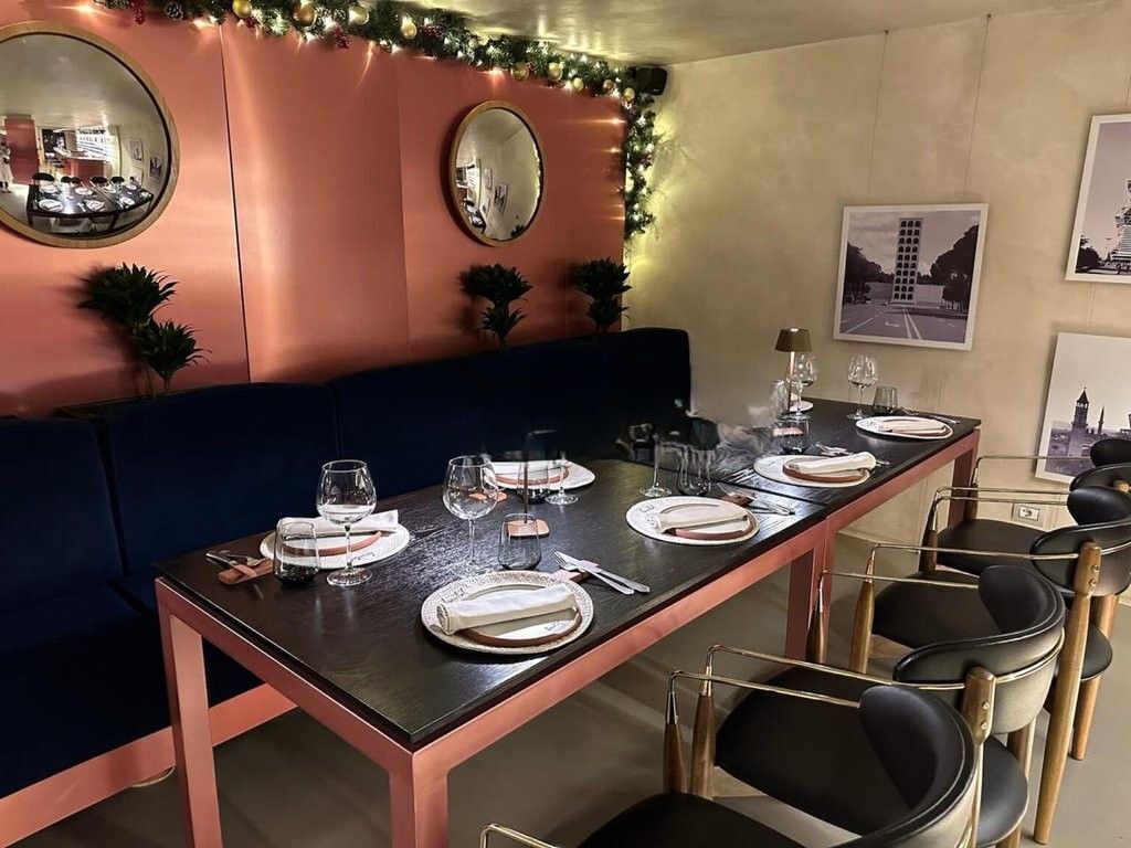 QIRA, BAR-RESTORANT MODERN ME VERANDË, PRANE QENDRËS 6,000 € /Muaj