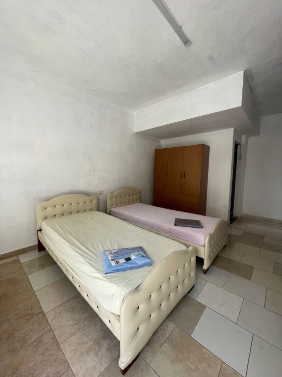 Monolocale in affitto con posto auto incluso, in Myslym Shyr 27.000 lek