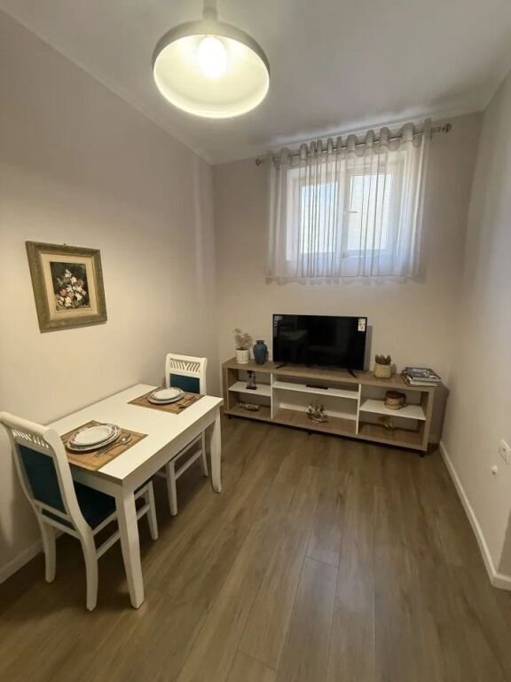 Garsoniere e kthyer ne 1+1 per shitje, Rruga e Durresit