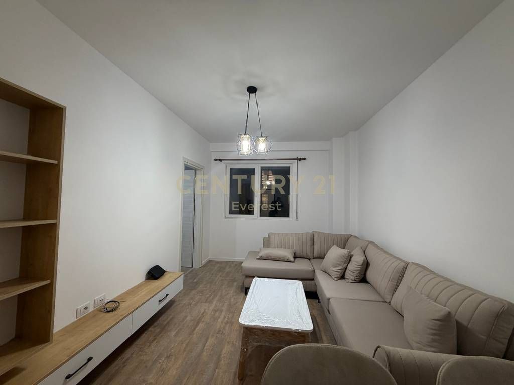 LAPRAKE, APARTAMENT 1+1 PER QIRA