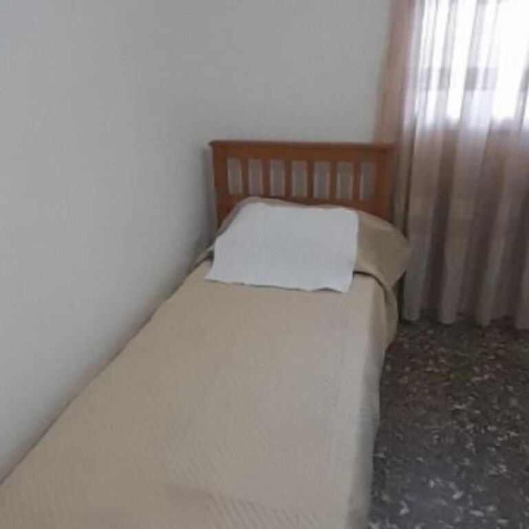 Affittasi monolocale con ingresso indipendente di 40 m2 a Petro Nini situato alla fine della strada! vicino Tirana e Re Liqeni Komuna Sheshi Willson