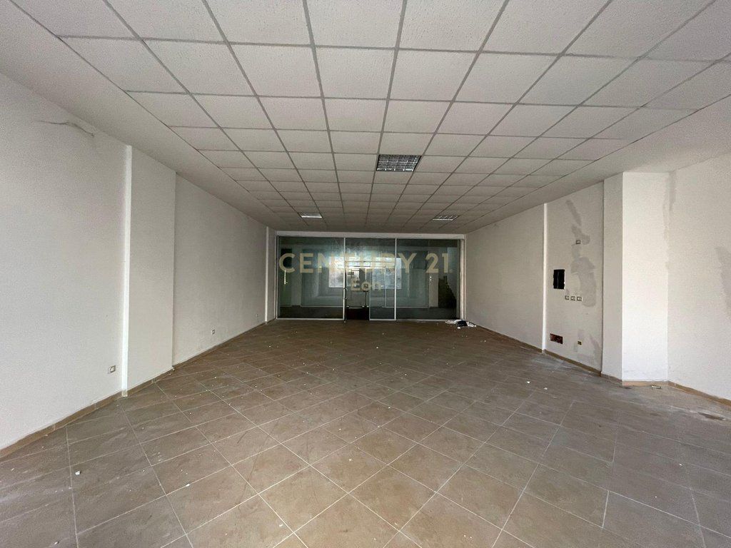 Locale commerciale in affitto sulla spiaggia Stazione prima, Durazzo !