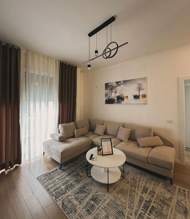 Appartamento 1+1 in affitto  Indirizzo: 5 Maji  Arredato  1° piano  Prezzo 500 mila lek  Parcheggio extra 100 mila lek