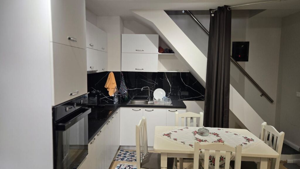 Tirane, affittasi appartamento 2+1, 52 m² 600 € (misto mame) .