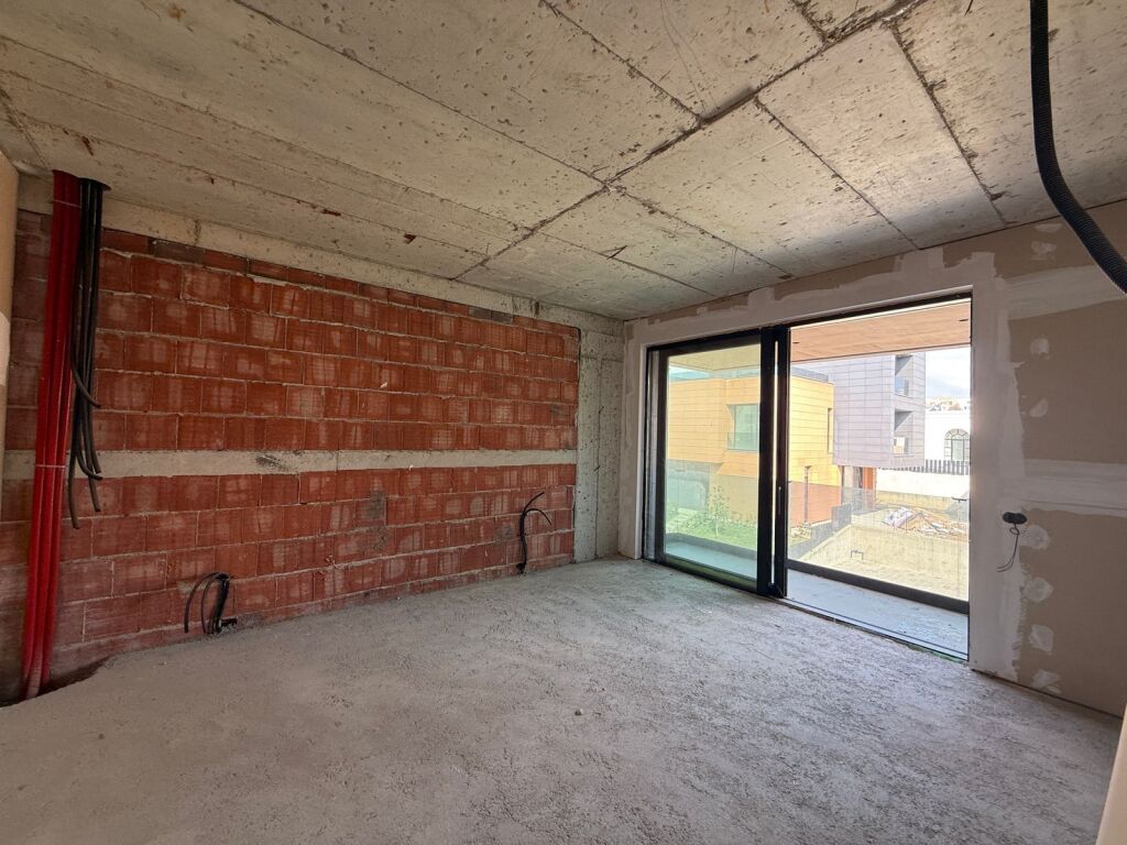 🏡 Vilë e Bashkangjitur për Shitje pranë TEG