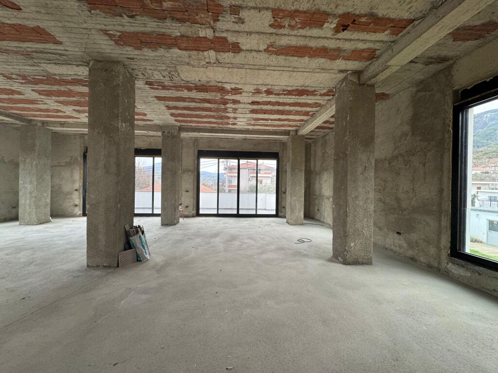 Jepet me qira Njesi sherbimi, Biznesi, Lokal + Toke ne Berzhite, PALMA NOVA