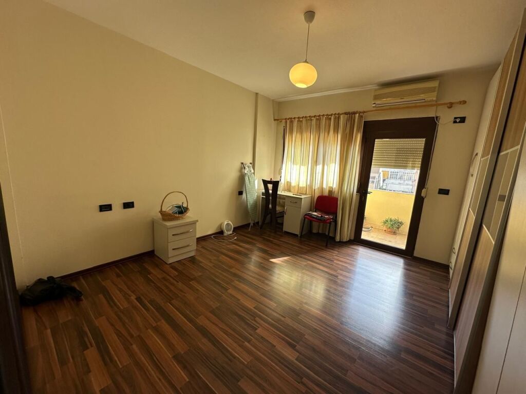 🏢Rruga e Elbasanit jepet me qera apartament ,2+1+2, i mobiluar.85,000Leke