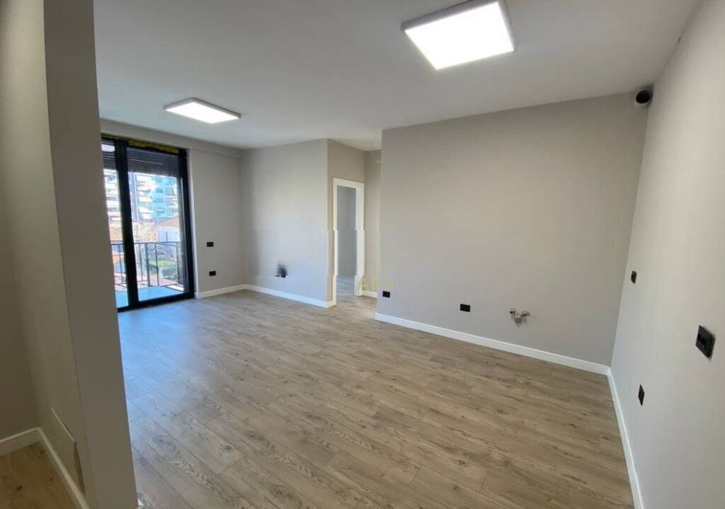 Shkolla e Kuqe-Apartament 2+1 me 2 ballkone