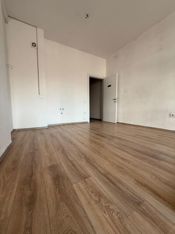 Jepet zyre me qera tek Farmacia 10