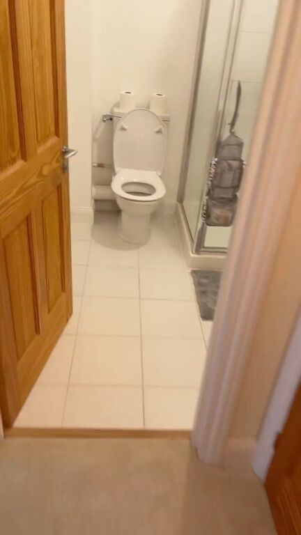 Affittasi monolocale con ingresso indipendente di 40 m2 a Petro Nini situato alla fine della strada! vicino Tirana e Re Liqeni Komuna Sheshi Willson