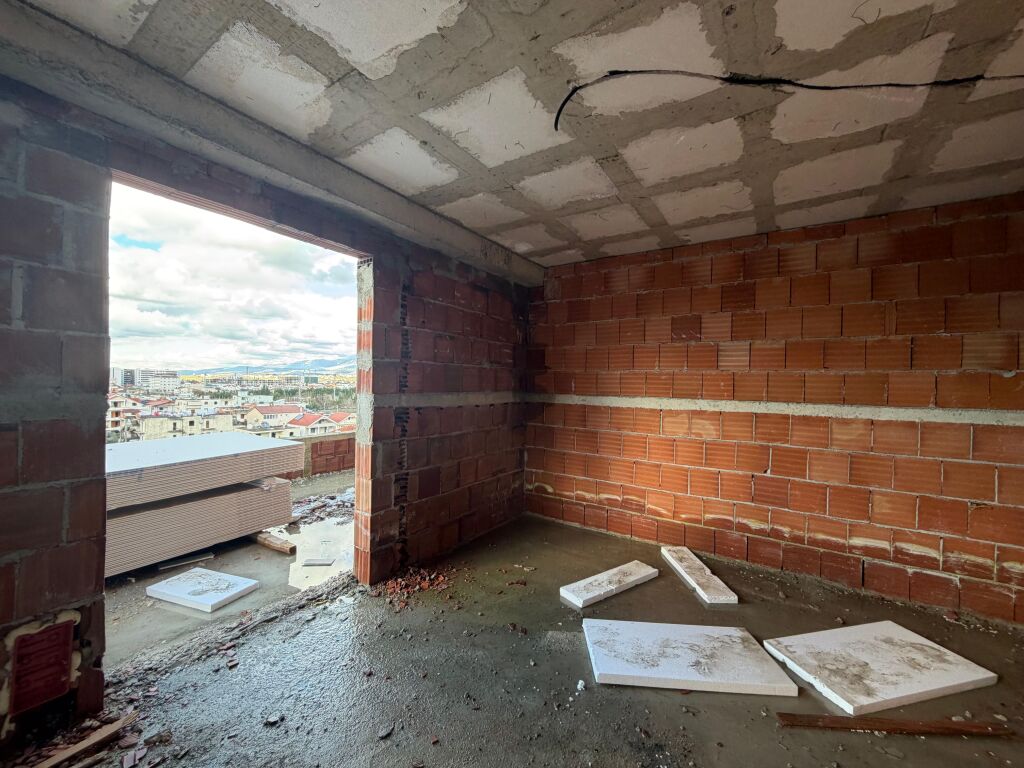 Shitet Apartament 3+1+Verande tek Rrethi Ullirit, Kamez