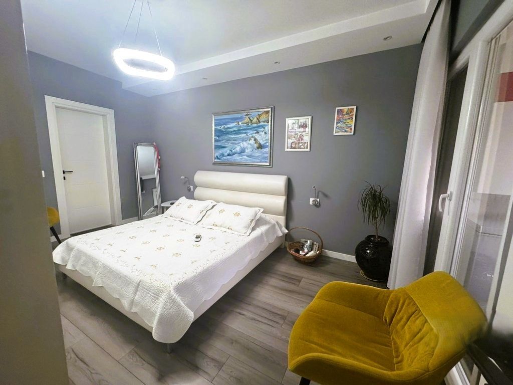 Vendesi Super Appartamento 2+1+2, vicino al Palazzo con la Freccia!