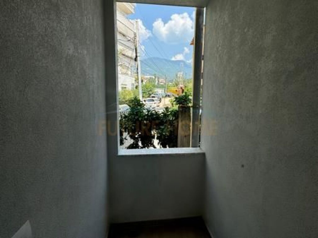 Shitet, Apartament 3+1+2+ post parkimi, Fresku, Tiranë.