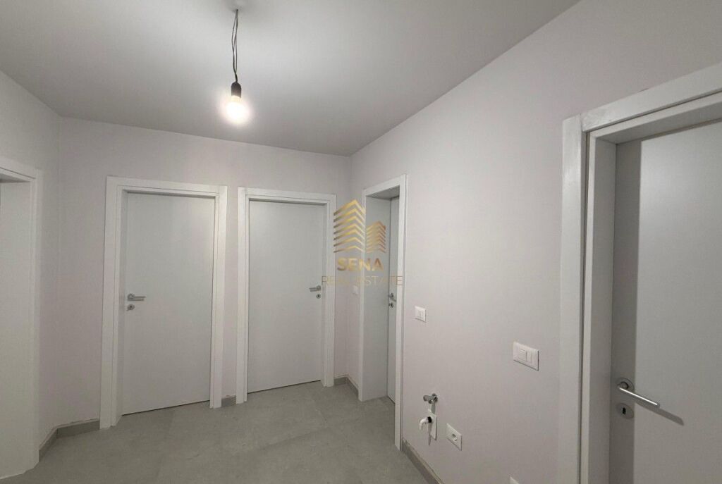 Qira, Ambient Biznesi, përballë Maternitetit të Ri, 1300 Euro/muaj Neto