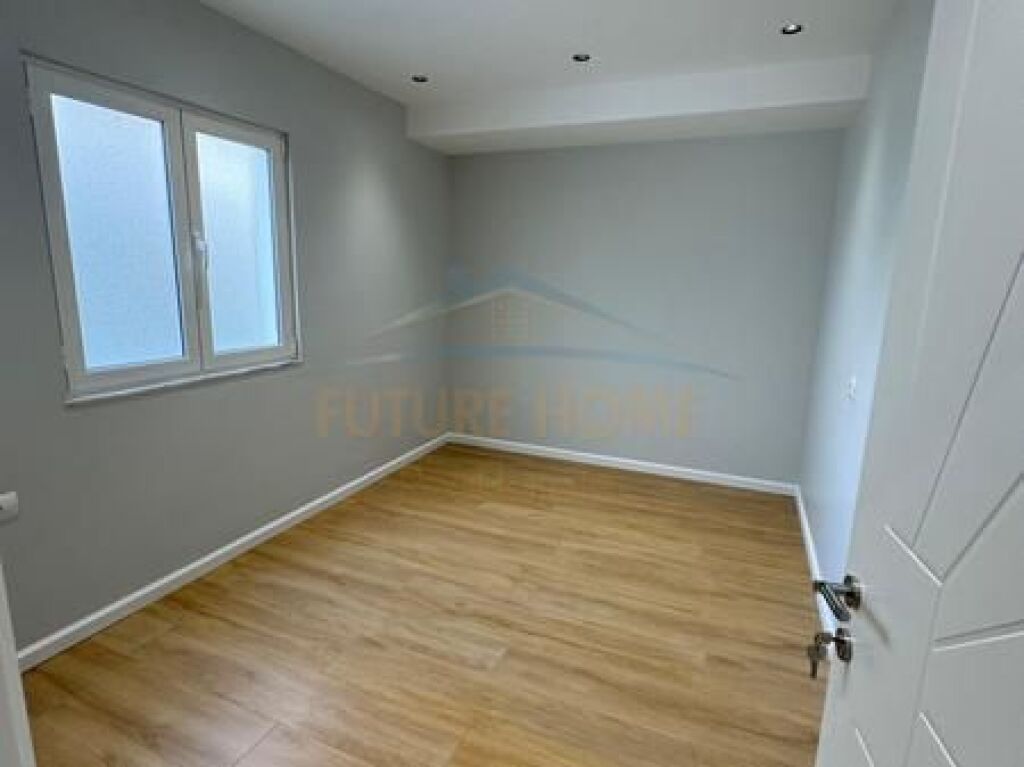 Shitet, Apartament 3+1+2+ post parkimi, Fresku, Tiranë.