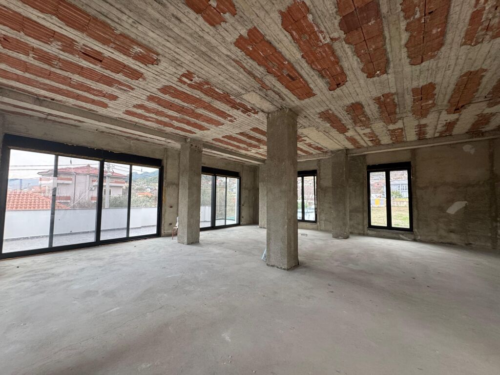 Jepet me qira Njesi sherbimi, Biznesi, Lokal + Toke ne Berzhite, PALMA NOVA